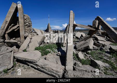 Pantabangan, Philippinen. 12. Mai 2024, Pantabangan, Pantabangan, Philippinen: Überreste der alten versunkenen Stadt Pantabangan sind an einem Stausee wieder aufgetaucht, als Folge einer schweren Dürre aufgrund der steigenden Temperaturen auf den Philippinen. Das sechste Wiederauftauchen dieser 300 Jahre alten Siedlung, die eine Kirche und mehrere Grabsteine umfasst, hat Touristen zu Besuch gezogen, nachdem der Wasserstand am Damm durch extreme Hitze abgenommen hat. verschärft durch die El-NiÃ±-o-Klimamuster, die zu einer Zunahme des Wetters in Asien und Südostasien beitragen. Quelle: ZUMA Press, Inc./Alamy Stockfoto