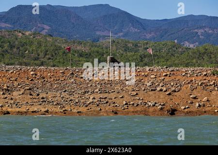 Pantabangan, Philippinen. 12. Mai 2024, Pantabangan, Pantabangan, Philippinen: Überreste der alten versunkenen Stadt Pantabangan sind an einem Stausee wieder aufgetaucht, als Folge einer schweren Dürre aufgrund der steigenden Temperaturen auf den Philippinen. Das sechste Wiederauftauchen dieser 300 Jahre alten Siedlung, die eine Kirche und mehrere Grabsteine umfasst, hat Touristen zu Besuch gezogen, nachdem der Wasserstand am Damm durch extreme Hitze abgenommen hat. verschärft durch die El-NiÃ±-o-Klimamuster, die zu einer Zunahme des Wetters in Asien und Südostasien beitragen. Quelle: ZUMA Press, Inc./Alamy Stockfoto