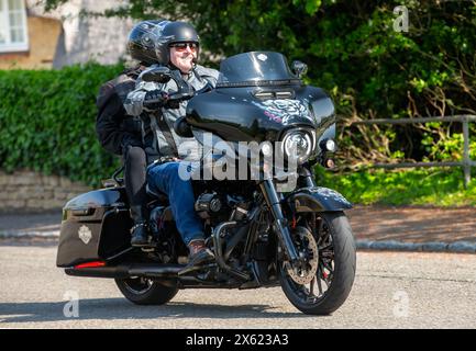 Stoke Goldington, UK - 11. Mai 2024: 2019 Harley Davidson FLHXS Street Glide SP1868 19 Motorrad auf einer britischen Straße Stockfoto