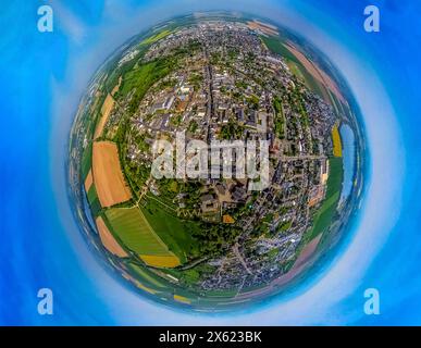 AUFZEICHNUNGSDATUM NICHT ANGEGEBEN Luftbild, Ortsansicht und Wohngebiet Stadtmitte, Erdkugel, Fisheye Aufnahme, Fischaugen Aufnahme, 360 Grad Aufnahme, winzige Welt, kleiner Planet, Fischaugenbild, Zülpich, Nordrhein-Westfalen, Deutschland ACHTUNGxMINDESTHONORARx60xEURO *** Luftansicht, Stadtansicht und Wohngebiet Stadtzentrum, Erdkugel, Fischaugenbild, 360-Grad-Bild, Tiny World, kleiner Planet, Fischaugenbild, Zülpich, Nordrhein-Westfalen, Deutschland ACHTUNGxMINDESTHONORARx60xEURO Stockfoto