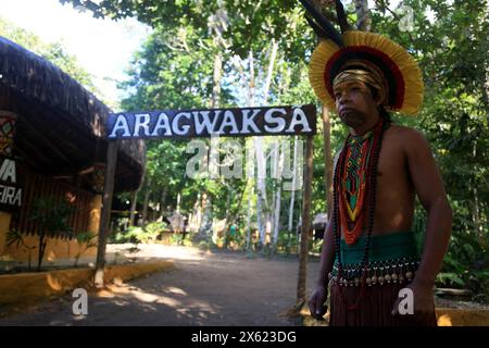 Indigenes Festival im Süden von bahia porto seguro, bahia, brasilien - 1. august 2023: Etina Pataxo Indianer während des Aragwaka Festivals im Dorf Jaqueira in der Stadt Porto Seguro. PORTO SEGURO BAHIA BRASILIEN Copyright: XJoaxSouzax 310723JOA0523 Stockfoto