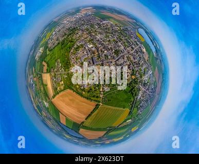 AUFZEICHNUNGSDATUM NICHT ANGEGEBEN Luftbild, Ortsansicht und Wohngebiet Stadtmitte, Erdkugel, Fisheye Aufnahme, Fischaugen Aufnahme, 360 Grad Aufnahme, winzige Welt, kleiner Planet, Fischaugenbild, Zülpich, Nordrhein-Westfalen, Deutschland ACHTUNGxMINDESTHONORARx60xEURO *** Luftansicht, Stadtansicht und Wohngebiet Stadtzentrum, Erdkugel, Fischaugenbild, 360-Grad-Bild, Tiny World, kleiner Planet, Fischaugenbild, Zülpich, Nordrhein-Westfalen, Deutschland ACHTUNGxMINDESTHONORARx60xEURO Stockfoto