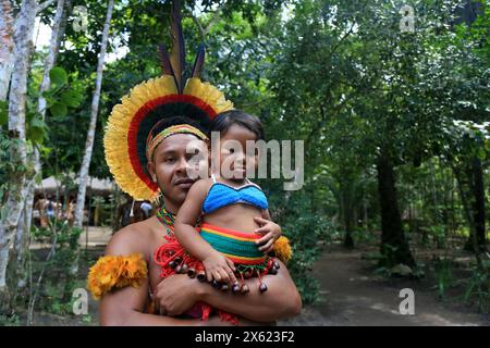 Indigenes Festival im Süden von bahia porto seguro, bahia, brasilien - 1. august 2023: Etina Pataxo Indianer während des Aragwaka Festivals im Dorf Jaqueira in der Stadt Porto Seguro. PORTO SEGURO BAHIA BRASILIEN Copyright: XJoaxSouzax 310723JOA0803 Stockfoto