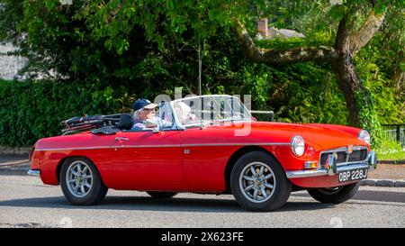 Stoke Goldington, UK - 12. Mai 2024: 1971 roter MG B Oldtimer auf einer britischen Straße Stockfoto