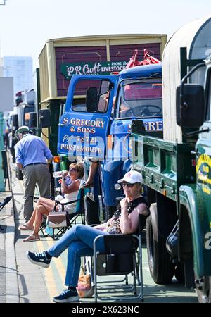 Brighton UK 12 Mai - Zeit für eine Sonnenpause auf dem Madeira Drive Brighton nach der Teilnahme am 61. Historic Commercial Vehicles Society Run von London aus . Credit Simon Dack / Alamy Live News Stockfoto