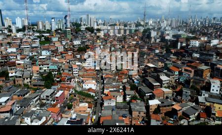 salvador, bahia, brasilien - 2. Mai 2024: Blick auf die Häuser in einer Favela-Gegend in der Stadt Salvador. Stockfoto