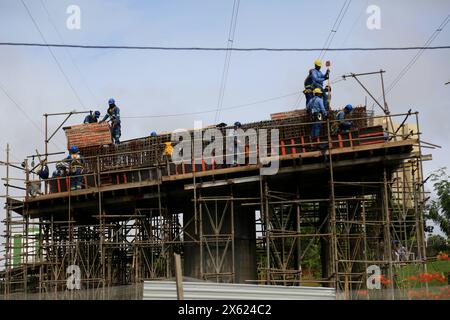 Bauarbeiter salvador, bahia, brasilien - 22. april 2024: Bauarbeiter werden gesehen, wie sie das Gebäude für einen Viadukt in der Stadt Salvador bewegen. SALVADOR BAHIA BRASILIEN Copyright: XJoaxSouzax 220424JOA009 Stockfoto