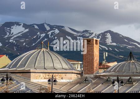 Erzurum Hanim Hamami oder Damenbad mit Blick auf den Palandoken Berg Stockfoto