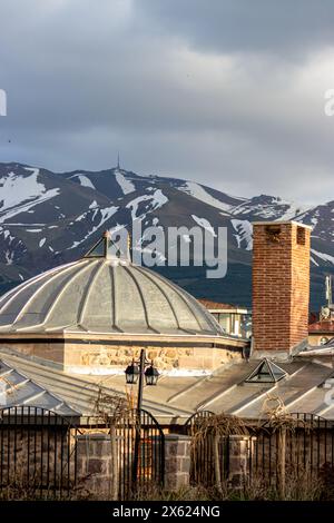 Erzurum Hanim Hamami oder Damenbad mit Blick auf den Palandoken Berg Stockfoto