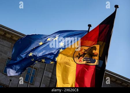 Die Fahnen der Europaeischen Union und der Bundesrepublik Deutschland fliegen vor dem Bundesministerium der Finanzen in Berlin am 12. Mai 2024. Europawahl 2024 *** die Fahnen der Europäischen Union und der Bundesrepublik Deutschland fliegen am 12. Mai 2024 vor dem Bundesministerium für Finanzen in Berlin 2024 Stockfoto