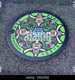 Kurashiki, Japan - 14. April 2024: Pokemon Utility Hole Cover auf dem Boden in Japan, Bildfokus auf Stahl-Mannlochabdeckung für Entwässerung Stockfoto