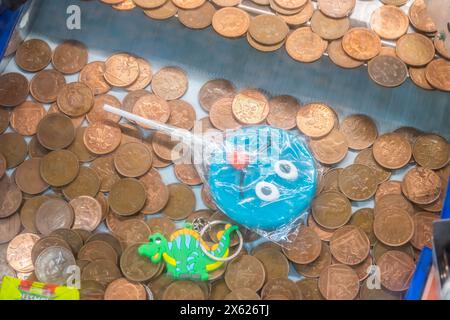 Lutscher in einem 2p-Spielautomaten in einem Vergnügungsviertel am Meer in England Stockfoto