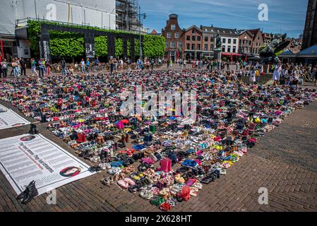 Haarlem, Nordholland, Niederlande. Mai 2024. Am 12. Mai 2024 wurden 15.000 Paar Kinderschuhe, Blumen und Kuscheltiere auf dem Grote Markt Platz in Haarlem, Niederlande, platziert. Fünf Stunden lang lesen Ärzte, niederländische Bürger und niederländische Prominente die Namen der Kinder, die in Gaza getötet wurden. (Kreditbild: © James Petermeier/ZUMA Press Wire) NUR REDAKTIONELLE VERWENDUNG! Nicht für kommerzielle ZWECKE! Stockfoto