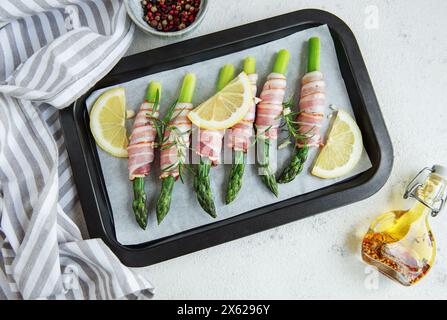 Spargel mit Schinken vor dem Backen in der Pfanne Stockfoto