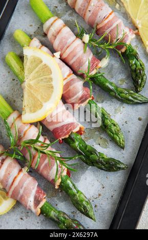 Spargel mit Schinken vor dem Backen in der Pfanne Stockfoto