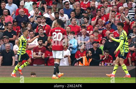 Arsenals Leandro Trossard (links) feiert das erste Tor ihrer Mannschaft während des Premier League-Spiels in Old Trafford, Manchester. Bilddatum: Sonntag, 12. Mai 2024. Stockfoto