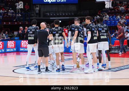 Mailand, Italien. Mai 2024. Dolomiti Energia Trento Team während der Playoff - EA7 Emporio Armani Milano vs Dolomiti Energia Trento, italienische Basketball Serie A Spiel in Mailand, Italien, 12. Mai 2024 Credit: Independent Photo Agency/Alamy Live News Stockfoto