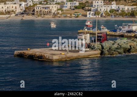 Folegandros, Griechenland - 1. Mai 2024 : Blick auf den Hafen der malerischen Insel Folegandros in Griechenland Stockfoto