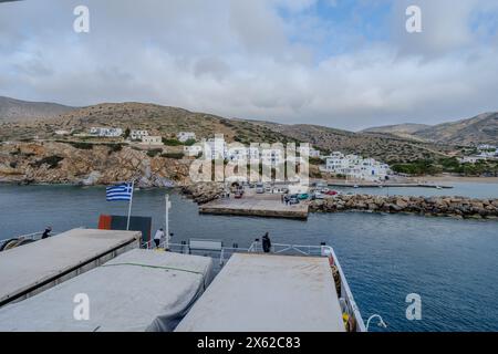 Sikinos, Griechenland - 1. Mai 2024 : Blick auf eine Fähre, die sich dem Hafen der malerischen Insel Folegandros in Griechenland nähert Stockfoto