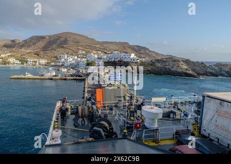 Folegandros, Griechenland - 1. Mai 2024 : Blick auf den Hafen der malerischen Insel Folegandros in Griechenland Stockfoto