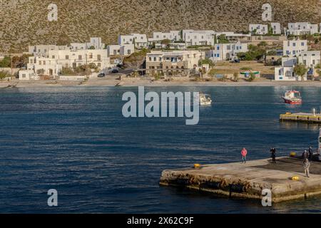 Folegandros, Griechenland - 1. Mai 2024 : Blick auf den Hafen der malerischen Insel Folegandros in Griechenland Stockfoto