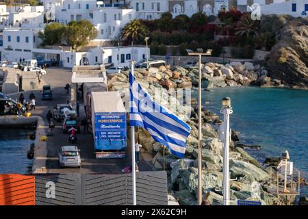 Folegandros, Griechenland - 1. Mai 2024 : Blick auf die Fähre Diogenis Solomos, die sich dem Hafen der malerischen Insel Folegandros in Griechenland nähert Stockfoto