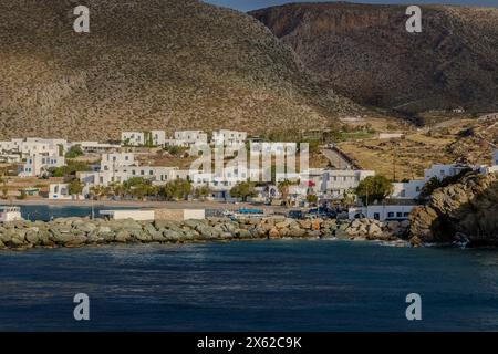 Folegandros, Griechenland - 1. Mai 2024 : Blick auf den Hafen der malerischen Insel Folegandros in Griechenland Stockfoto