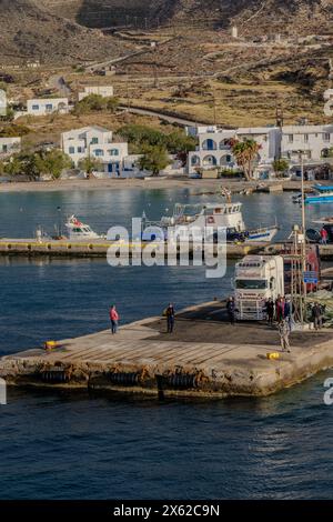 Folegandros, Griechenland - 1. Mai 2024 : Blick auf den Hafen der malerischen Insel Folegandros in Griechenland Stockfoto