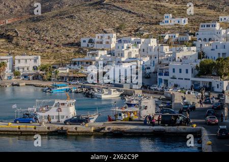 Folegandros, Griechenland - 1. Mai 2024 : Blick auf den Hafen der malerischen Insel Folegandros in Griechenland Stockfoto