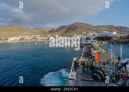 Folegandros, Griechenland - 1. Mai 2024 : Blick auf den Hafen der malerischen Insel Folegandros in Griechenland Stockfoto