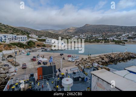 Sikinos, Griechenland - 1. Mai 2024 : Blick auf eine Fähre, die sich dem Hafen der malerischen Insel Folegandros in Griechenland nähert Stockfoto