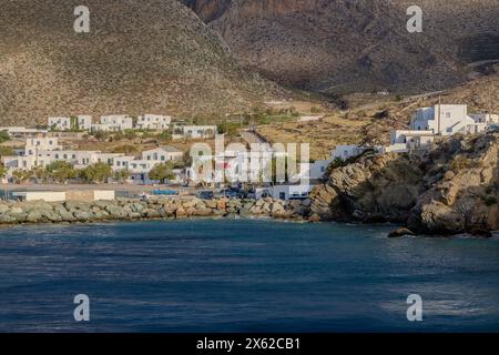 Folegandros, Griechenland - 1. Mai 2024 : Blick auf den Hafen der malerischen Insel Folegandros in Griechenland Stockfoto