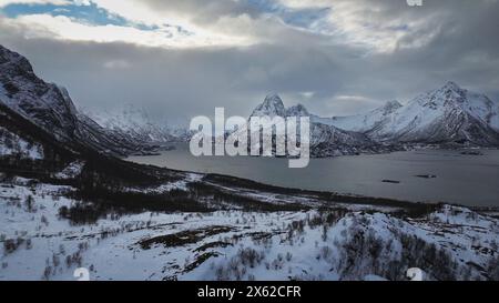 Dramatischer Blick auf die schneebedeckten Berge auf der Insel Hinnøya, Teil des Lofoten-Archipels in Nordnorwegen. Stockfoto