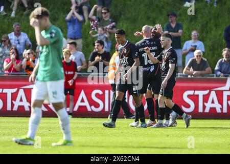 Deinze, Belgien. Mai 2024. Deinzes Spieler feiern nach einem Fußballspiel zwischen KMSK Deinze und Lommel SK am Sonntag, den 12. Mai 2024 in Deinze, dem zweiten Halbfinale für den Aufstieg am Ende der zweiten Liga der Challenger Pro League 2023-2024. BELGA FOTO DAVID PINTENS Credit: Belga News Agency/Alamy Live News Stockfoto