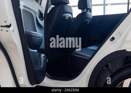 Tür und hintere Sitzreihe des SUV öffnen Stockfoto