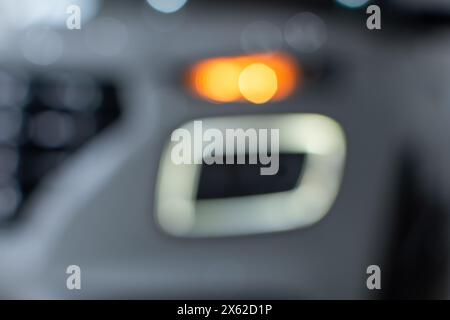 Verschwommenes Bild der in Nahaufnahme eingeschalteten Pkw-Scheinwerfer Stockfoto