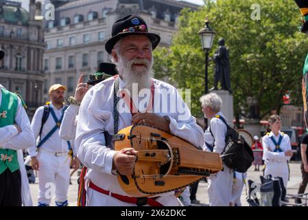 London, Großbritannien. Mai 2024. Ein Morris-Tänzer mit seinem Instrument am Trafalgar Square. Der Westminster Morris Dancers Day of Dance ist eine jährliche Veranstaltung. Die Shows fanden an verschiedenen Orten statt, wie Westminster Abbey, Victoria Tower Gardens, aber die Hauptattraktion war der Trafalgar Square. (Foto: Krisztian Elek/SOPA Images/SIPA USA) Credit: SIPA USA/Alamy Live News Stockfoto