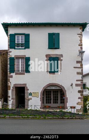 Ainhoa. Frankreich - 16. April 2024: Typisches buntes baskisches Haus im Bergdorf Ainhoa in den Pyrenäen Stockfoto