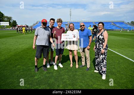 Deinze, Belgien. Mai 2024. Fans und Fans von Deinze wurden mit einem Scheck während eines Fußballspiels zwischen KMSK Deinze und SK Lommel in den Endspielen der Promotion - zweites Leg der Challenger Pro League 2023-2024, am Sonntag, den 12. Mai 2024 in Deinze, Belgien, mit einem Scheck dargestellt. Quelle: Sportpix/Alamy Live News Stockfoto