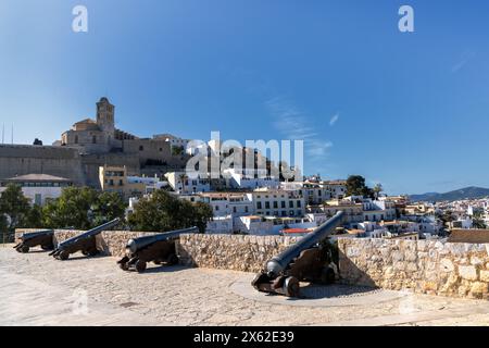 Ibiza, Spanien - 1. Februar 2024: Altstadt von Ibiza mit Burg und Kathedrale und den Sankt Lucia mit Kanonen im Vordergrund Stockfoto