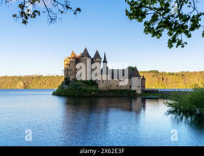 Lanobre, Frankreich - 20. April 2024: Blick auf die Burg von Val in Lanobre im frühen Morgenlicht Stockfoto