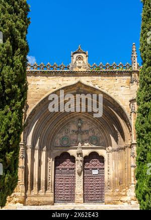 Ubeda, Spanien - 3. April 2024: Detailansicht der geschnitzten Tür der Kirche San Pablo Stockfoto