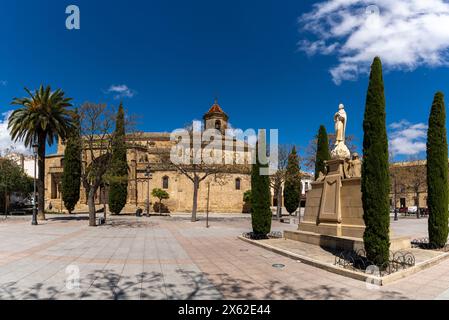 Ubeda, Spanien - 3. April 2024: Panoramablick auf den Platz 1 Mayo in Ubeda mit der Kirche San Pablo und dem Denkmal San Juan de la Cruz Stockfoto