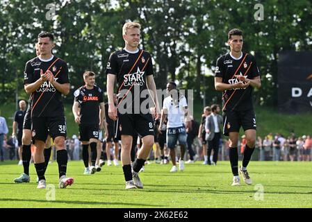 Deinze, Belgien. Mai 2024. Deinze-Spieler danken den Fans und Unterstützern von Deinze nach einem Fußballspiel zwischen KMSK Deinze und SK Lommel im Finale der Aufstiegsspiele - zweites Leg in der Challenger Pro League 2023-2024, am Sonntag, den 12. Mai 2024 in Deinze, Belgien. Quelle: Sportpix/Alamy Live News Stockfoto