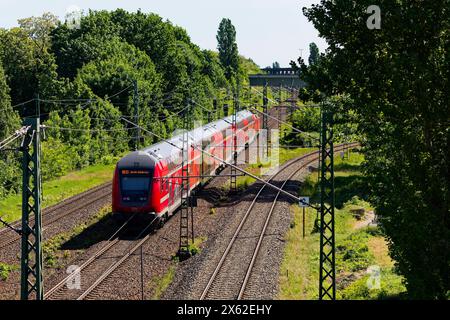 DB Regionalexpress RE10 2024-05-12, Deutschland, Berlin - Doppelstock-Regionalexpress der Linie RE10 in Berlin Siemensstadt auf dem Weg nach Berlin Südkreuz mit Halt in Berlin Hauptbahnhof. *** DB Regionalexpress RE10 2024 05 12 Deutschland, Berlin Doppeldecker Regionalexpress auf der Linie RE10 in Berlin Siemensstadt auf dem Weg nach Berlin Südkreuz mit Halt am Berliner Hauptbahnhof Stockfoto