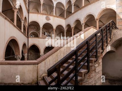Das Innere eines alten mittelalterlichen Gebäudes voller Bögen und Treppen, Trient, Trentino Südtirol, Region Sudtirol in Italien. Stockfoto