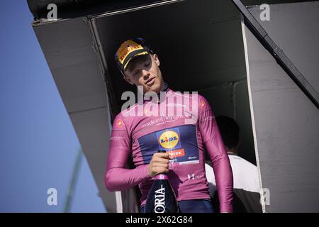 Avezzano, Italien. Mai 2024. Jonathan Mailand am Ende der 9. Etappe des Giro d’Italia von Avezzano nach Neapel, 12. Mai 2024 Italien. (Foto: Marco Alpozzi/ Credit: LaPresse/Alamy Live News Stockfoto