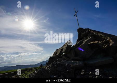 Pantabangan, Philippinen. 12. Mai 2024, Pantabangan, Philippinen: Reste der alten versunkenen Stadt Pantabangan, die wieder aufgetaucht sind, werden durch einen verwelkten Baum an einem trockenen Teil des Reservoirs gesehen, als Folge einer schweren Dürre aufgrund der steigenden Temperaturen auf den Philippinen. Das sechste Wiederauftauchen dieser 300 Jahre alten Siedlung, die eine Kirche und mehrere Grabsteine umfasst, hat Touristen zu Besuch gezogen, nachdem der Wasserstand am Damm aufgrund der El Nino Klimabildungen gesunken ist. Quelle: ZUMA Press, Inc./Alamy Live News Stockfoto