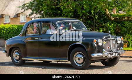 Stoke Goldington, Großbritannien - 12. Mai 2024: Oldtimer Rover 100 1961 auf britischer Straße Stockfoto