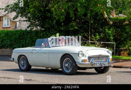 Stoke Goldington, Großbritannien - 12. Mai 2024: 1969 weißer MGC-Sportwagen, der auf einer britischen Straße fährt Stockfoto